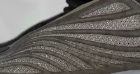 yeezy-qntm-barium-side-panel