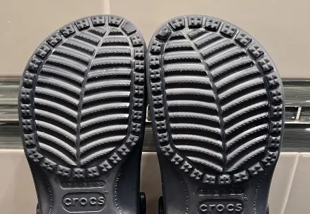 crocs-classics-clogs-traction