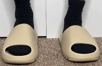 Can-you-wear-Yeezy-slides-to-the-beach